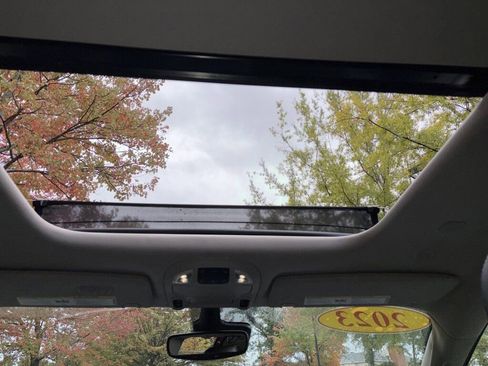 Used 2023 Chrysler Pacifica Limited image 13