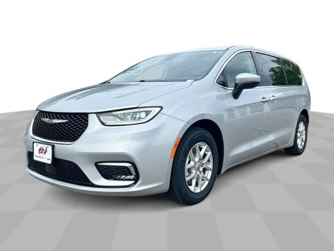 Used 2023 Chrysler Pacifica Touring-L FWD image 1