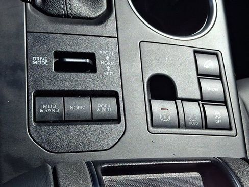 Used 2023 Toyota Highlander XLE AWD/4WD image 25