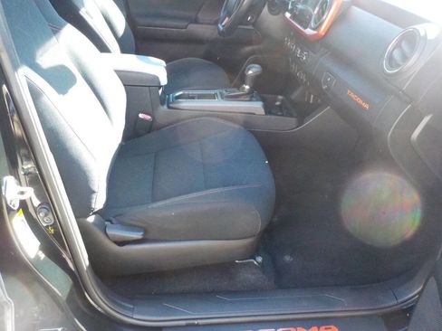 Used 2019 Toyota Tacoma TRD Sport image 12