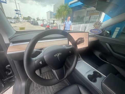 Used 2022 Tesla Model Y Long Range AWD/4WD image 8
