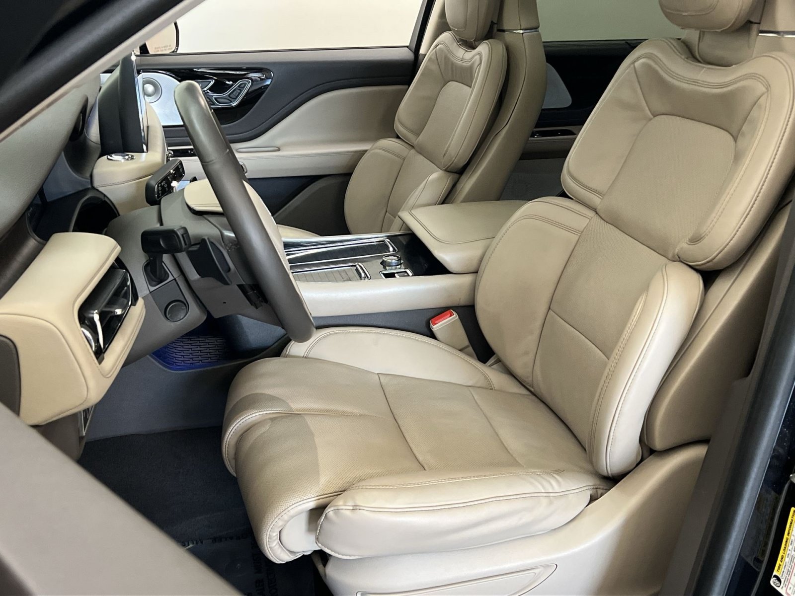 Used 2023 Lincoln Aviator Reserve w/ Equipment Group 201A AWD/4WD image 12