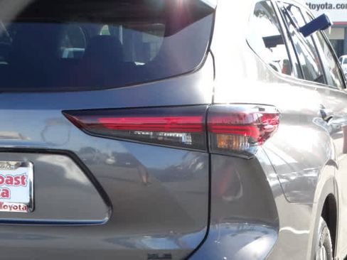Used 2025 Toyota Highlander XLE image 12