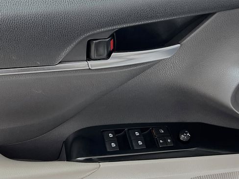 Used 2018 Toyota Camry SE image 17