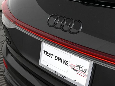 New 2025 Audi Q4 e-tron Prestige image 36