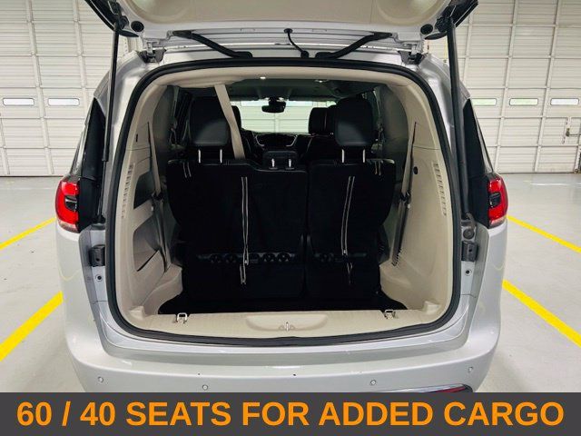 Used 2024 Chrysler Pacifica Touring-L FWD image 11