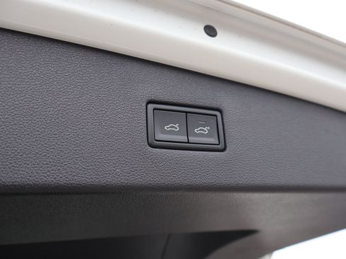 Used 2019 Volkswagen Tiguan SEL Premium AWD/4WD image 9