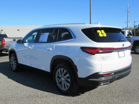 Used 2025 Buick Enclave Preferred image 4