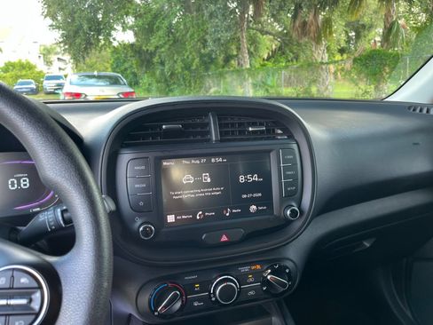 Used 2025 Kia Soul LX w/ LX Technology Package FWD image 14