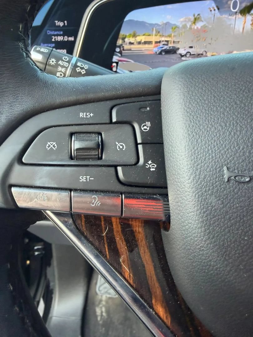 Used 2023 Cadillac Escalade Premium Luxury RWD image 28