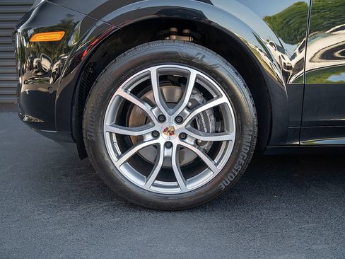 Certified 2025 Porsche Cayenne AWD/4WD image 23