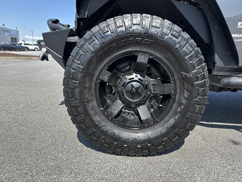 Used 2018 Jeep Wrangler Unlimited Sport w/ Connectivity Group image 13