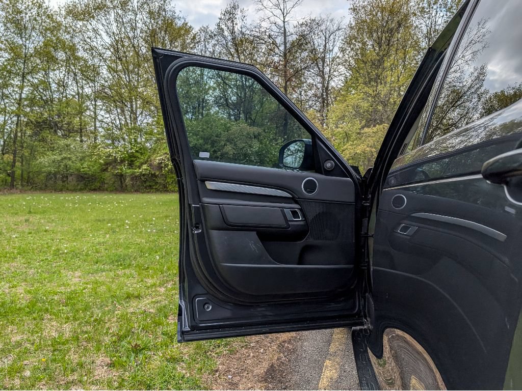 Used 2020 Land Rover Discovery Landmark AWD/4WD image 9