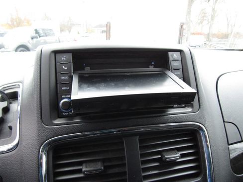 Used 2019 Dodge Grand Caravan SE w/ UConnect Hands-Free Group image 16