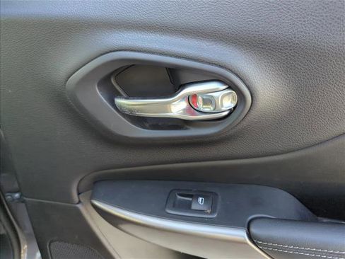 Used 2019 Jeep Cherokee Latitude Plus FWD image 23