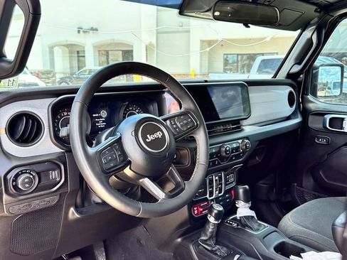 Used 2024 Jeep Gladiator Sport AWD/4WD image 6