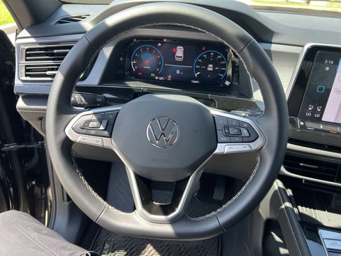 Certified 2025 Volkswagen Atlas Cross Sport SE w/ Panoramic Sunroof Package image 17