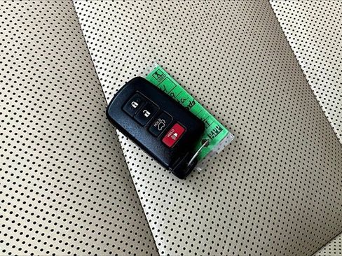 Used 2019 Toyota Highlander Limited image 10