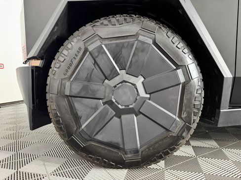 Used 2025 Tesla Cybertruck AWD Crew Cab image 40