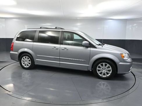 Used 2015 Chrysler Town & Country Touring FWD image 3