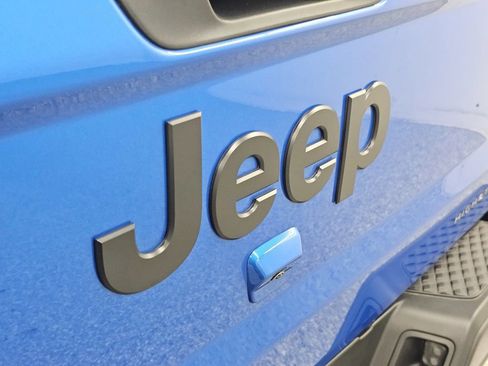 Used 2025 Jeep Gladiator Sport AWD/4WD image 29