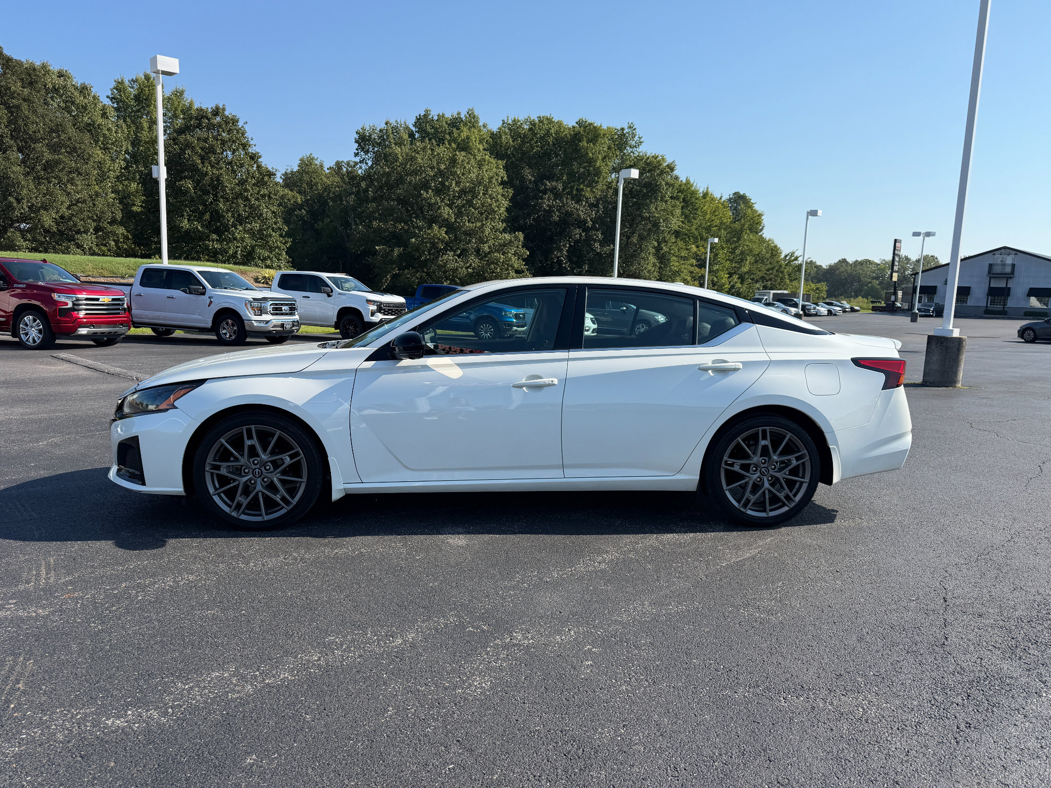 Used 2024 Nissan Altima 2.0 SR FWD image 4