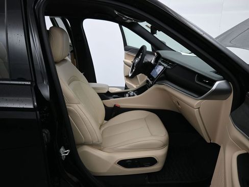 Used 2023 Jeep Grand Cherokee Limited image 13