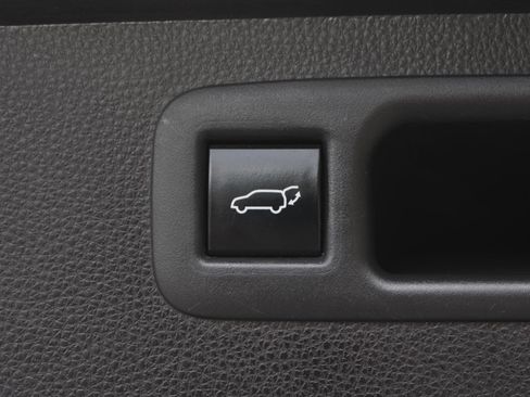 Used 2021 Toyota Highlander XLE AWD/4WD image 9