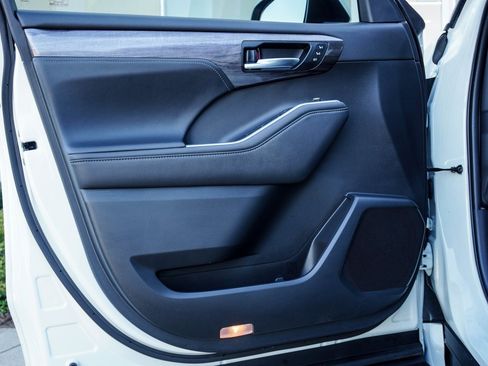 Used 2020 Toyota Highlander Platinum image 30