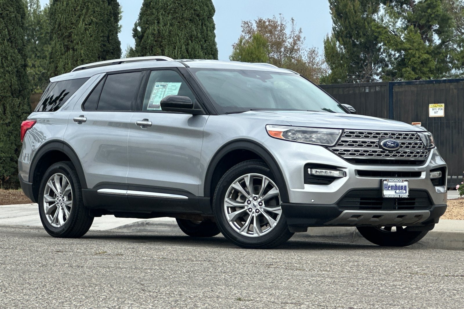 Used 2023 Ford Explorer Limited AWD/4WD image 2