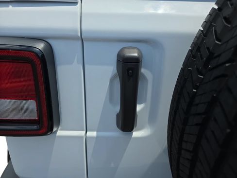 Used 2023 Jeep Wrangler Unlimited Sahara AWD/4WD image 34