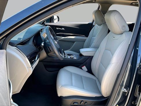 Used 2019 Cadillac XT4 Luxury w/ Cold Weather Package FWD image 8