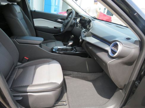 Used 2025 Chevrolet Trax LT FWD image 11