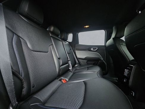 Certified 2025 Jeep Compass Latitude image 31