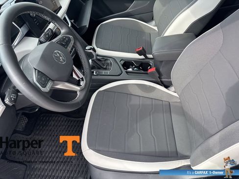 Used 2025 Volkswagen Taos SE w/ Panoramic Sunroof Package image 13