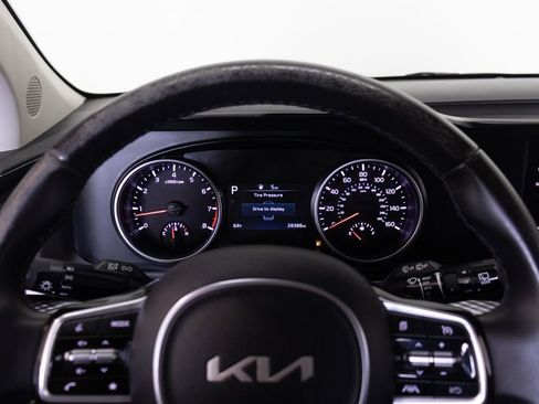 Used 2024 Kia Carnival LX FWD image 30
