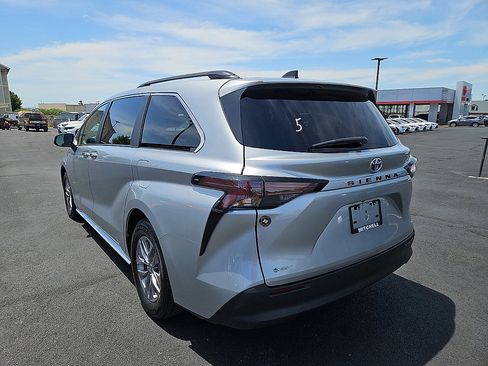 Used 2025 Toyota Sienna XLE FWD image 3