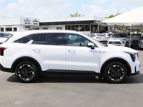 Used 2025 Kia Sorento S image 9