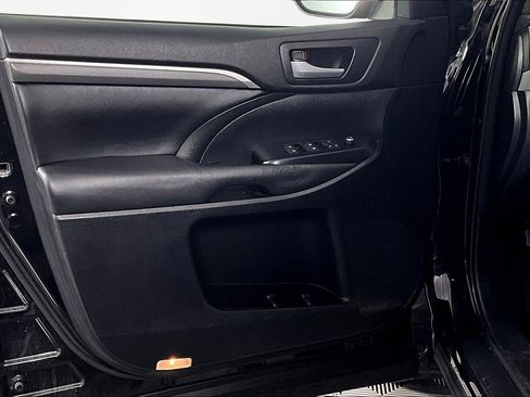 Used 2018 Toyota Highlander SE image 21