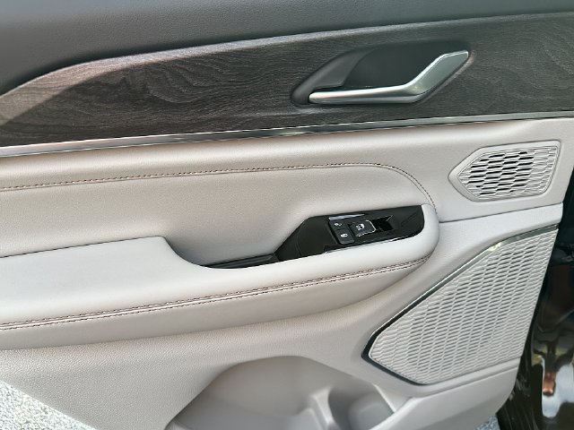 Used 2023 Jeep Grand Cherokee Overland AWD/4WD image 18