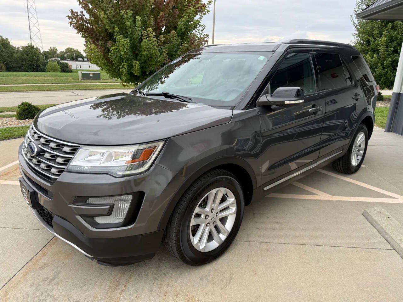 Used 2017 Ford Explorer XLT FWD image 4