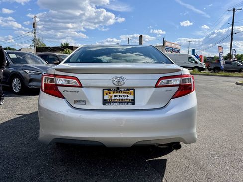Used 2014 Toyota Camry SE w/ Moonroof Package FWD image 6