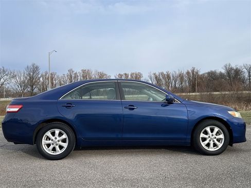 Used 2011 Toyota Camry LE image 9