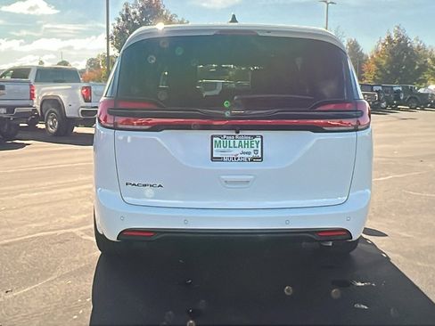 New 2026 Chrysler Pacifica Select image 4