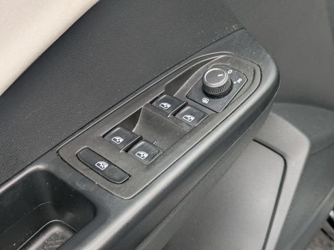 Used 2025 Volkswagen Taos SE AWD/4WD image 13