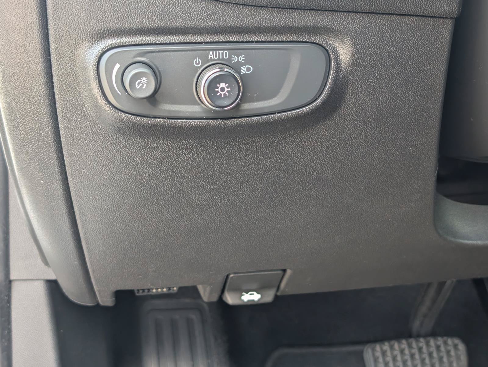 Used 2020 Chevrolet Equinox LT FWD image 17