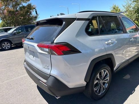 Used 2022 Toyota RAV4 XLE Premium AWD/4WD image 10
