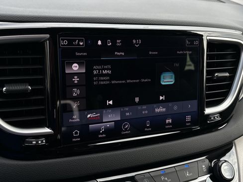 Used 2023 Chrysler Pacifica Touring-L FWD image 18