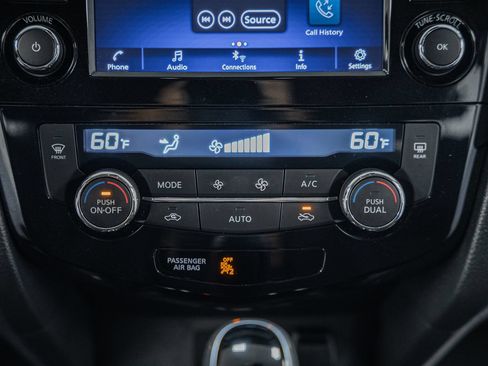 Used 2020 Nissan Rogue SV FWD image 25