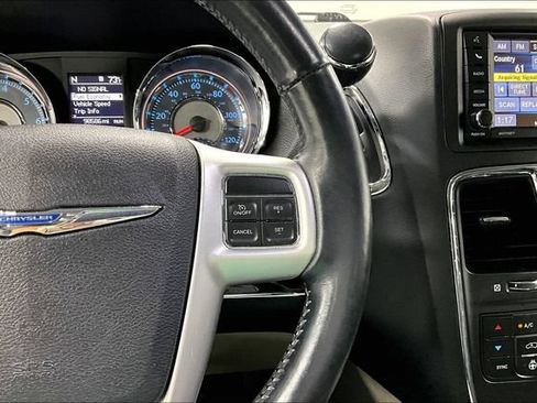 Used 2015 Chrysler Town & Country Touring-L w/ Driver Convenience Group FWD image 12